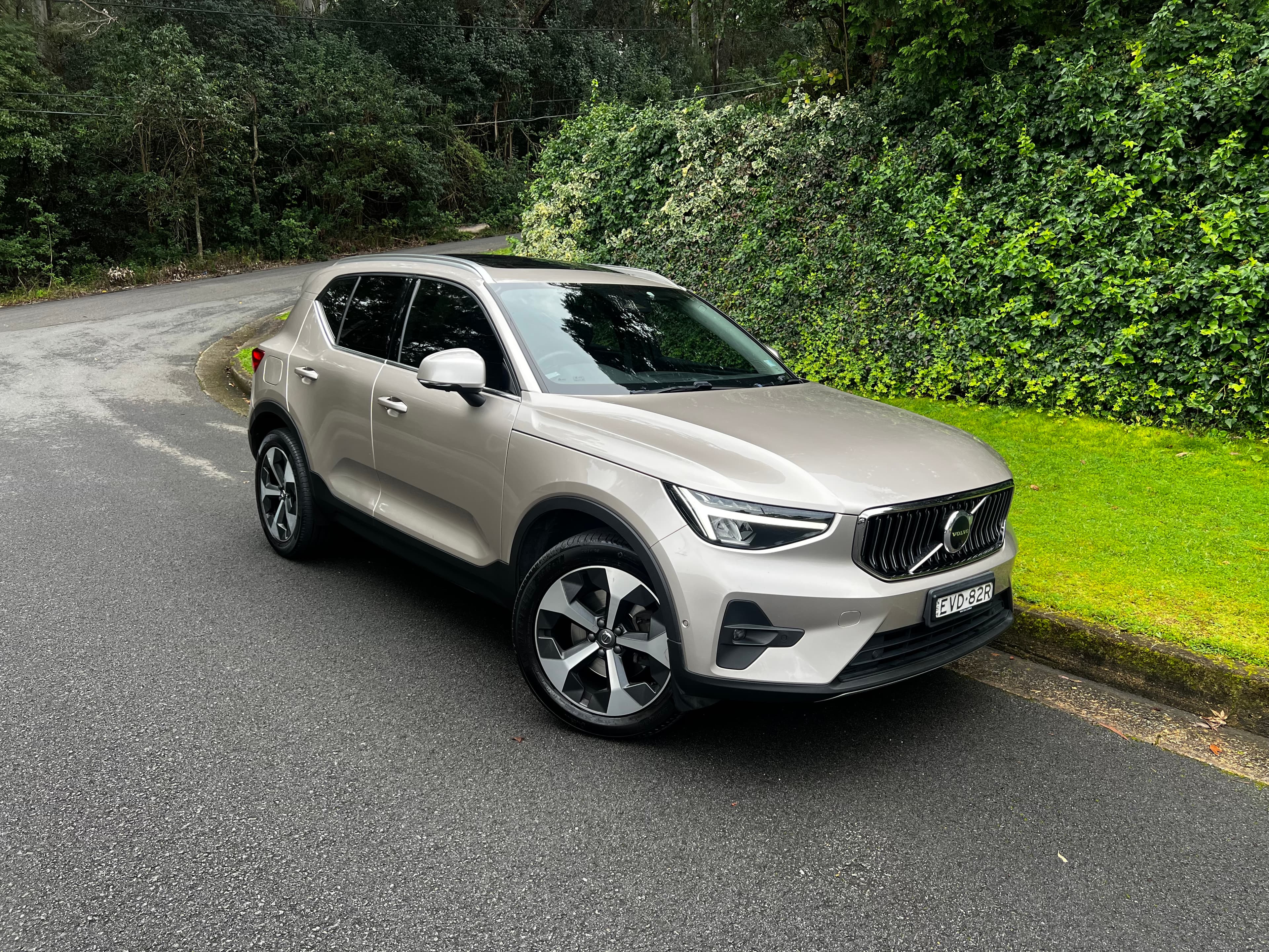 2022 VOLVO XC40 ULTIMATE BRIGHT B4